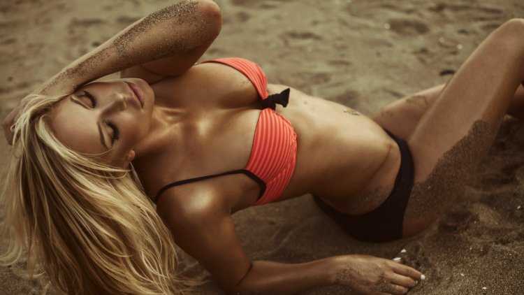 Даниэль Кнадсон в купальниках