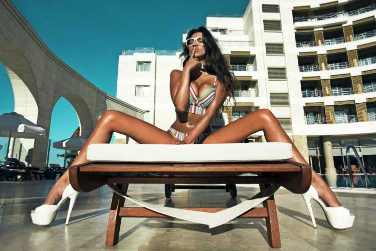 Загорелая девушка в купальнике