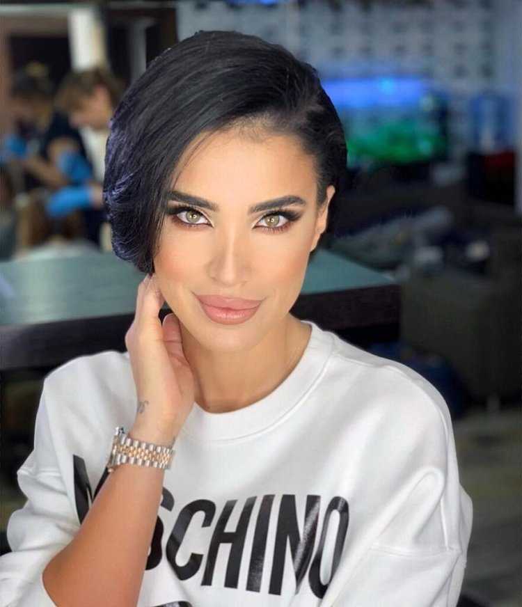 Модель Мадалина Генеа