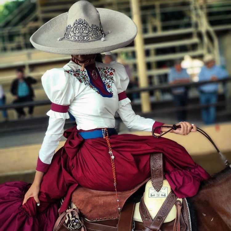 Мексиканские девушки в Сомбреро на лошадях