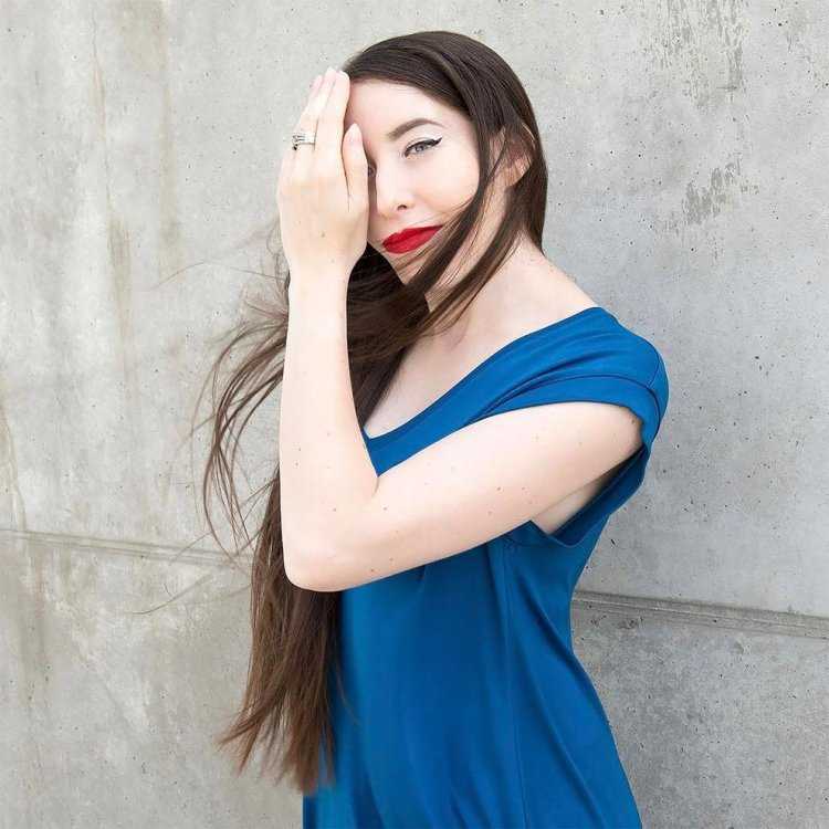 Половина лица девушки