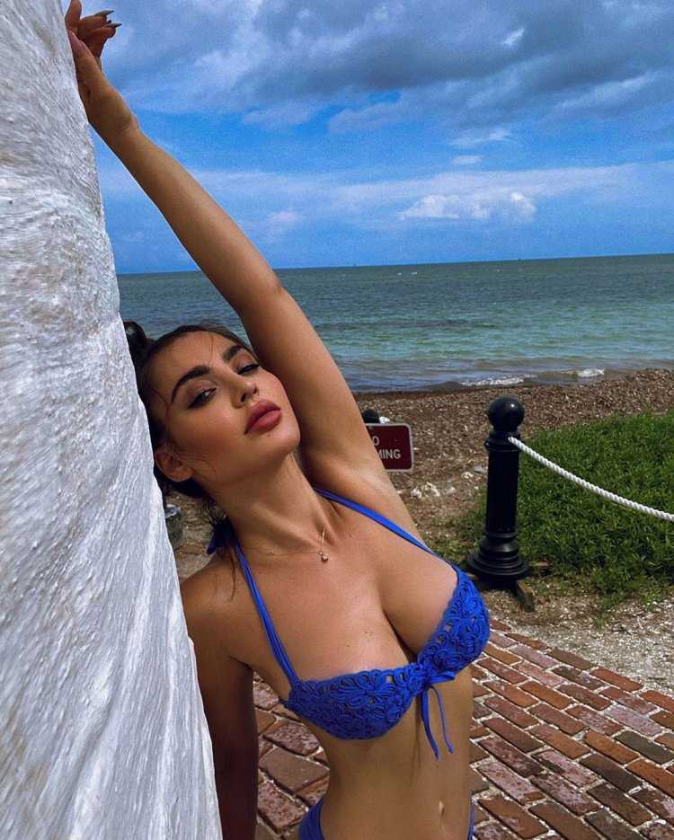 Ливанские девушки в купальниках