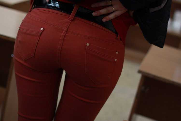 Ягодицы в джинсах