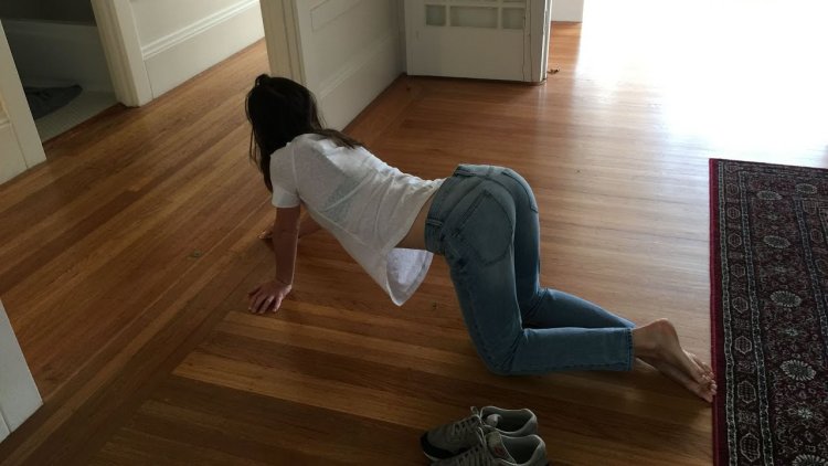 Попы в купальниках молодых девушек