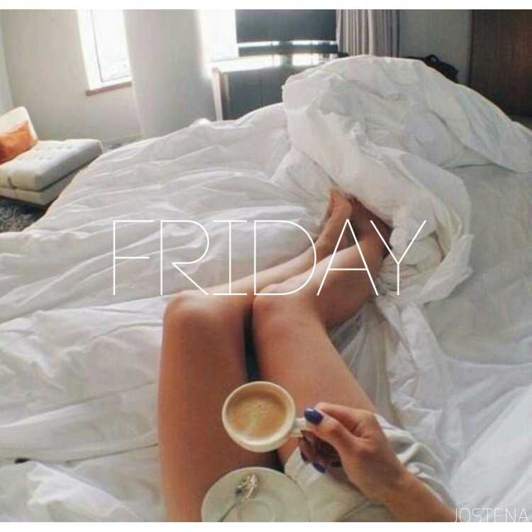 Девушка утром в кровати