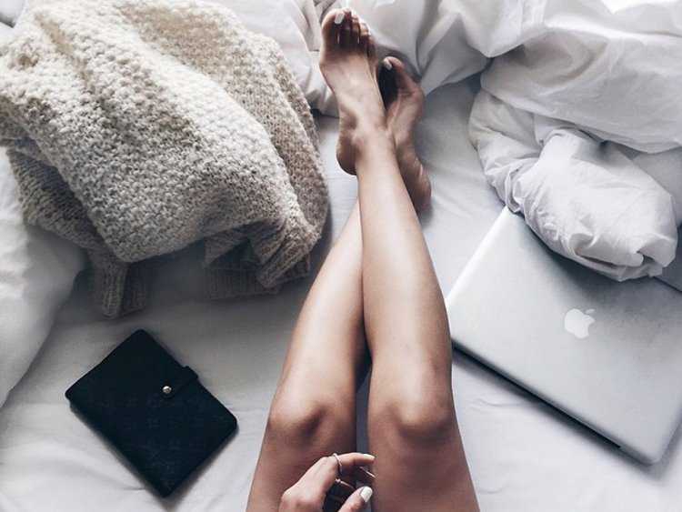 Женские ножки на кровати