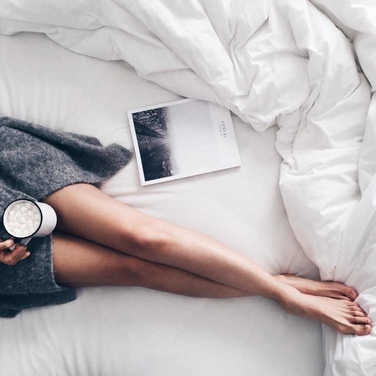 Стильная девушка на кровати