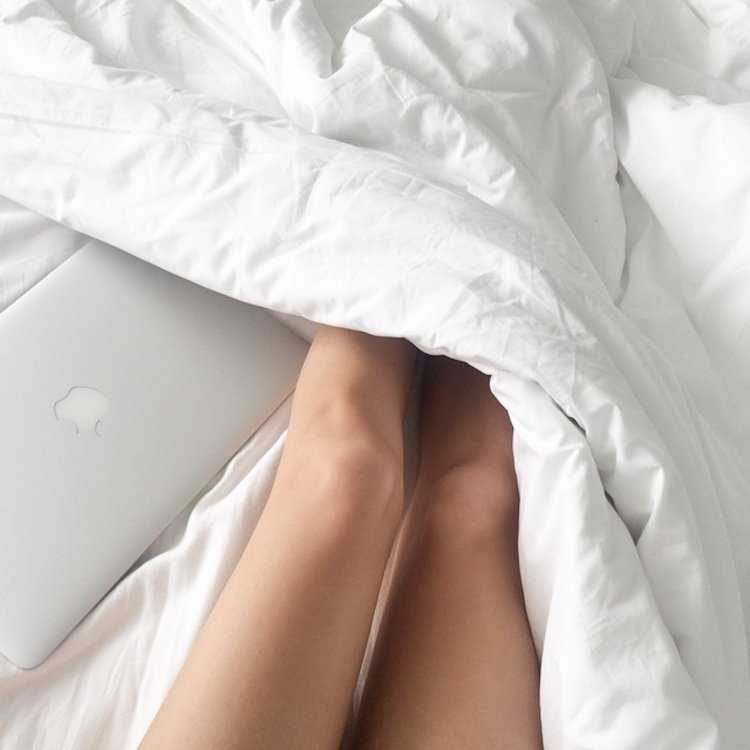 Ноги на кровати