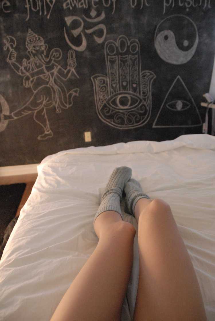 Ноги девушки в кровати