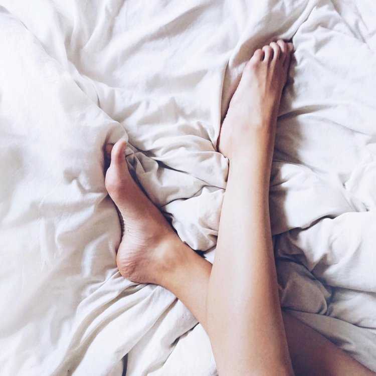 Ноги женские на кровати