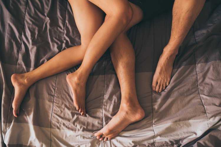 Ноги в постели