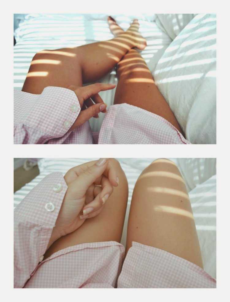 Ноги девушки в кровати