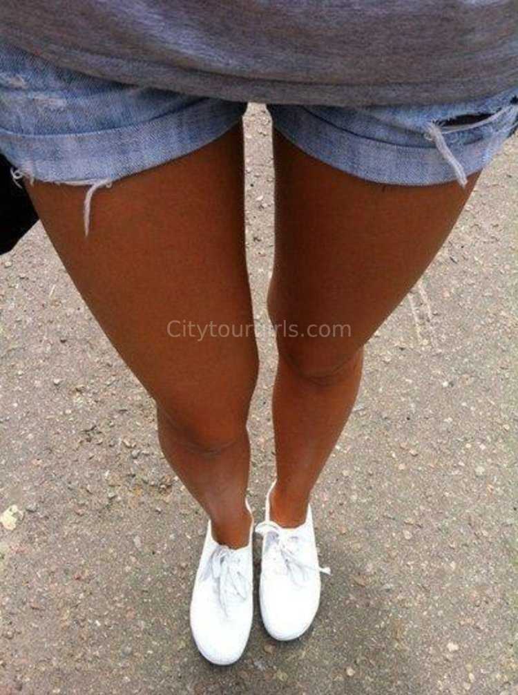 Красивые женские ноги в шортах