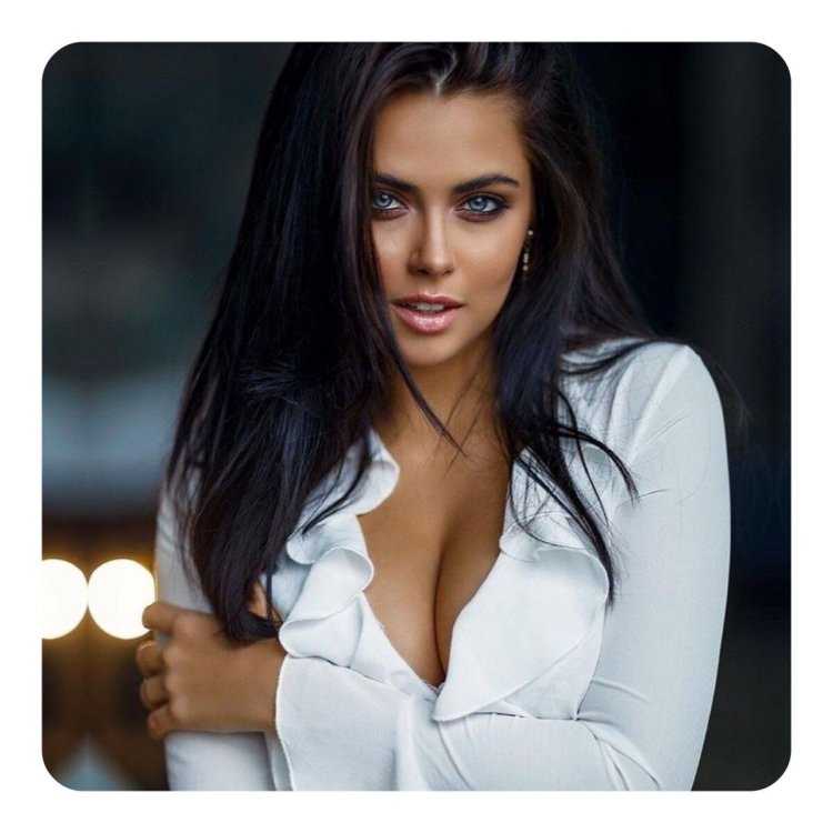 Жгучая брюнетка