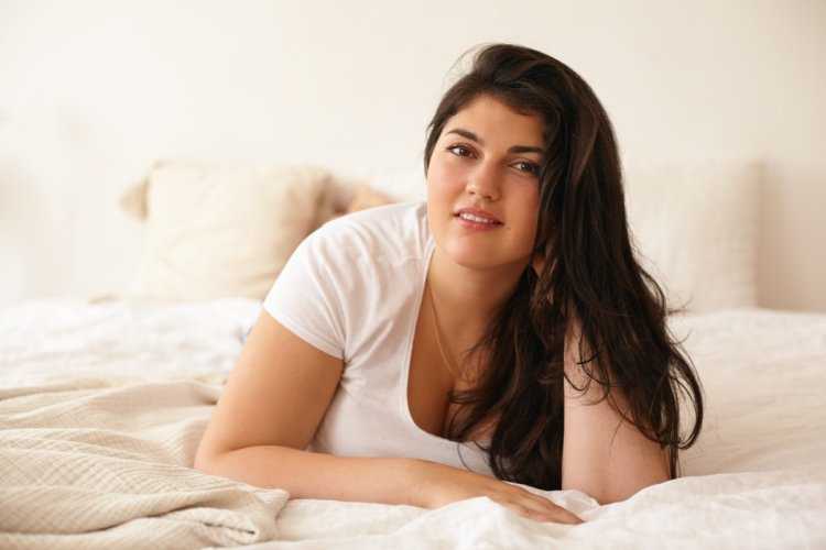 Полная брюнетка