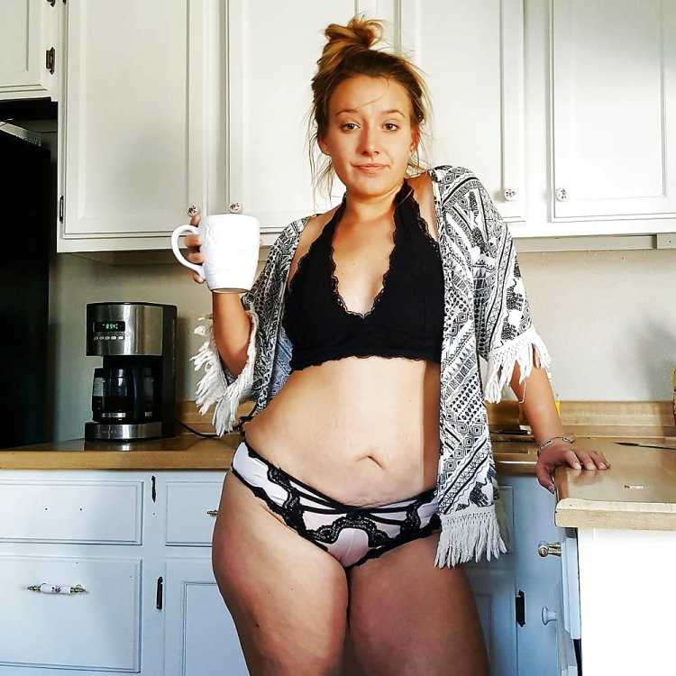 Домохозяйка разделась на кухне