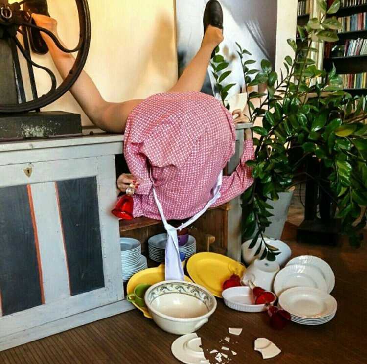 Девушка на кухне