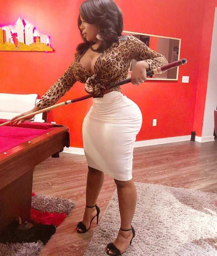 Ebony в обтягивающем платье Милф