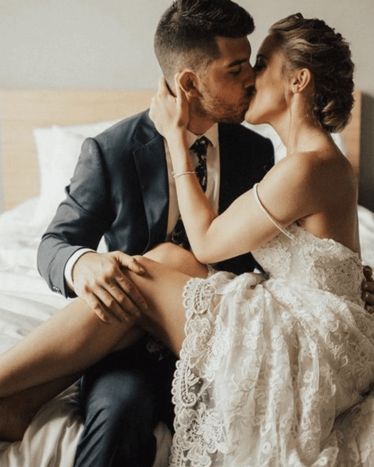 Невеста в белье с фатой