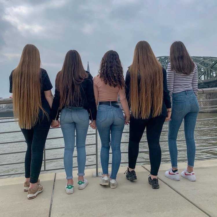 Задница подружки в джинсах