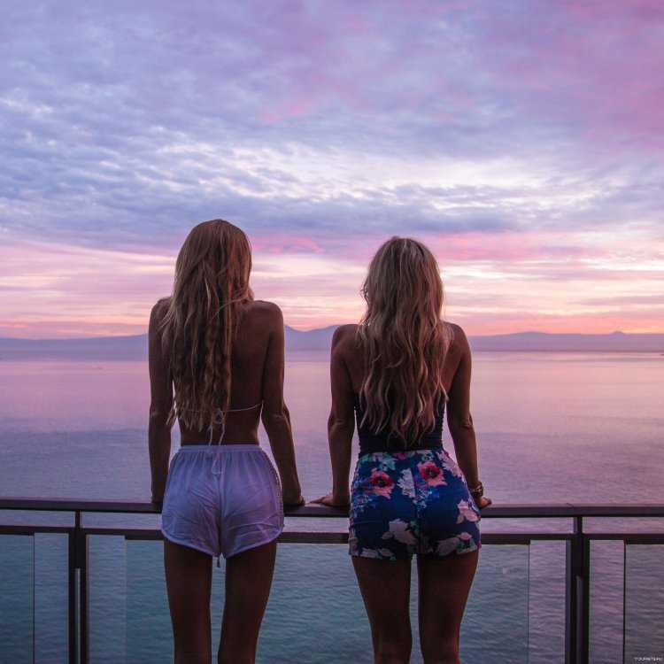 Две подруги со спины