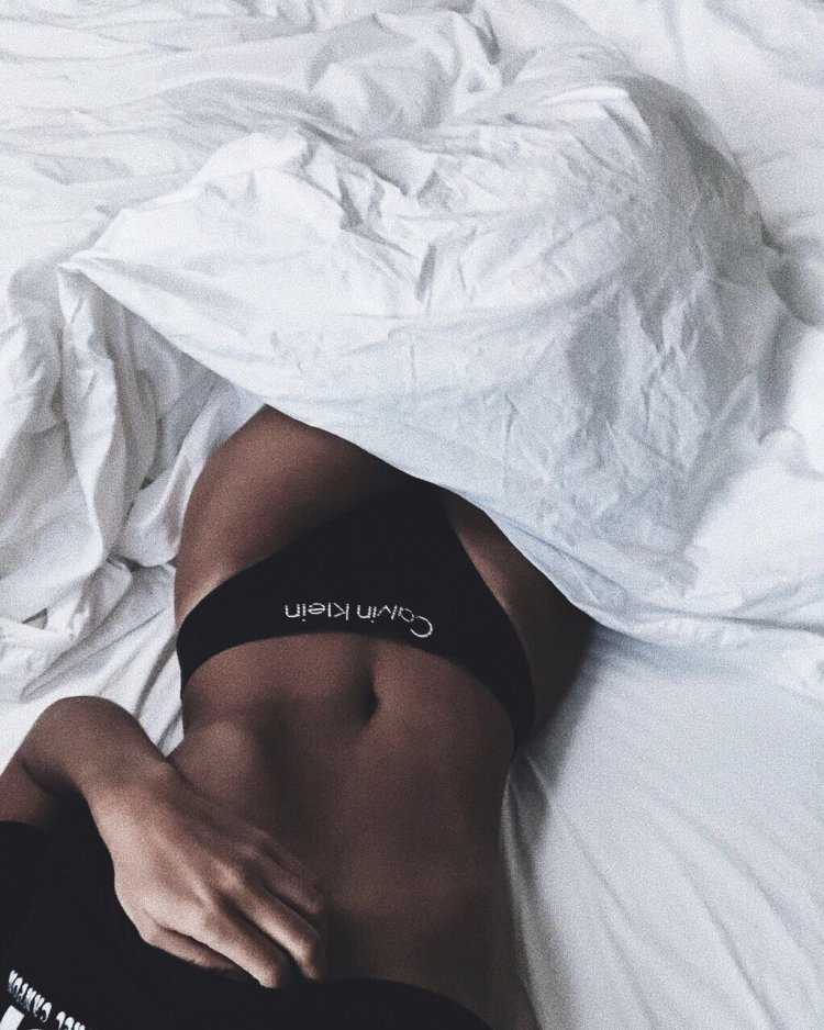 Красивое тело в кровати