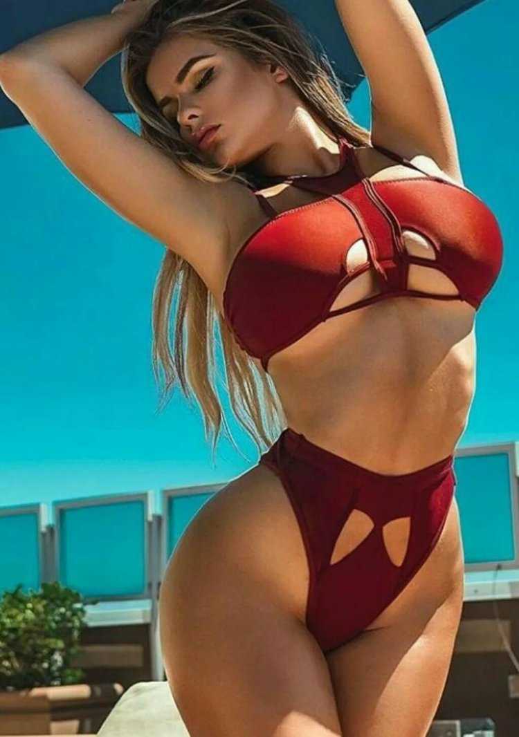 Жопа в красном купальнике13