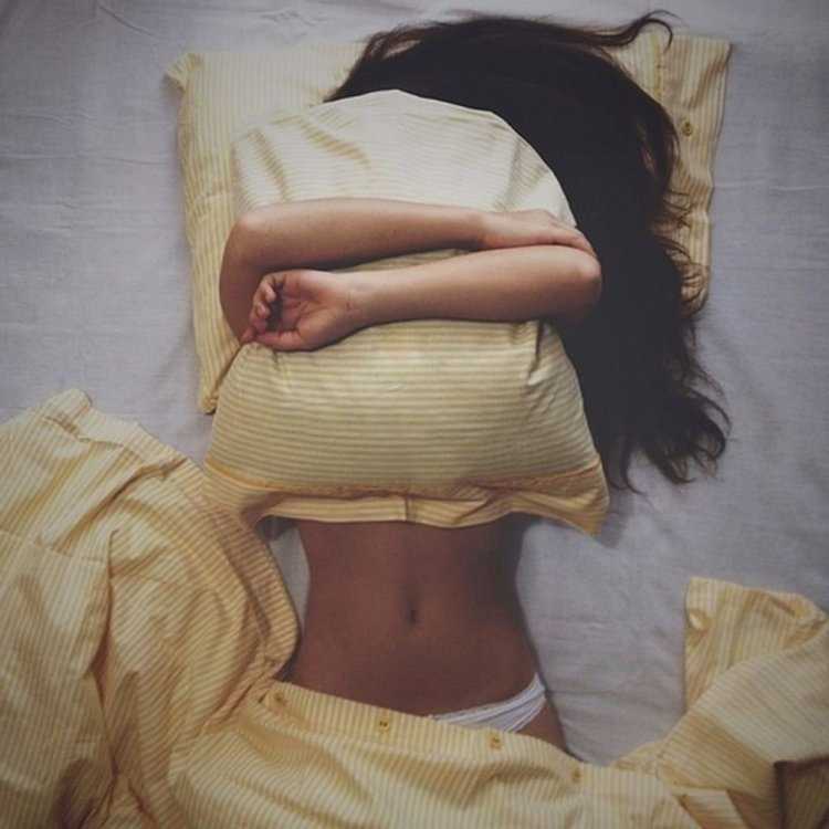 Девушка лицом в подушку