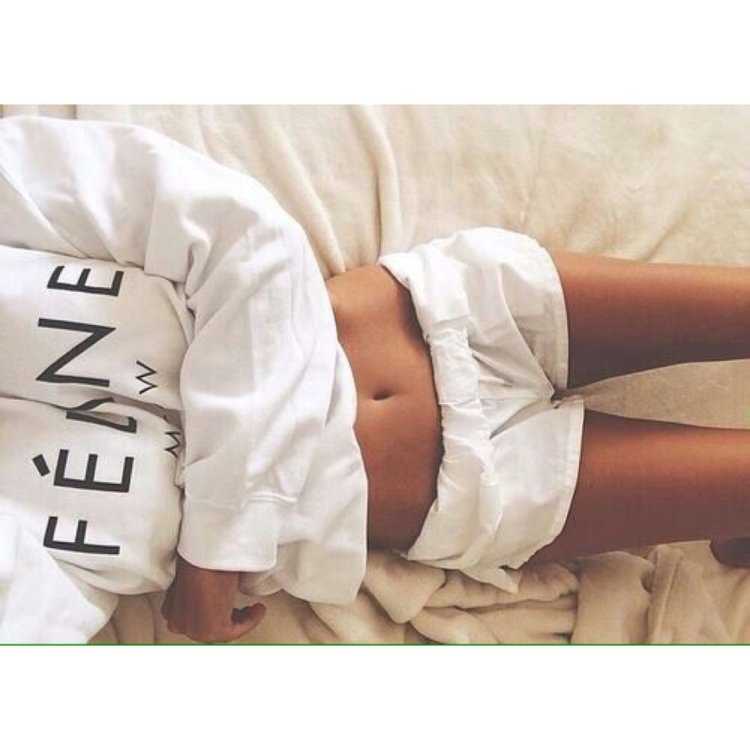 Девушка в пижаме на кровати