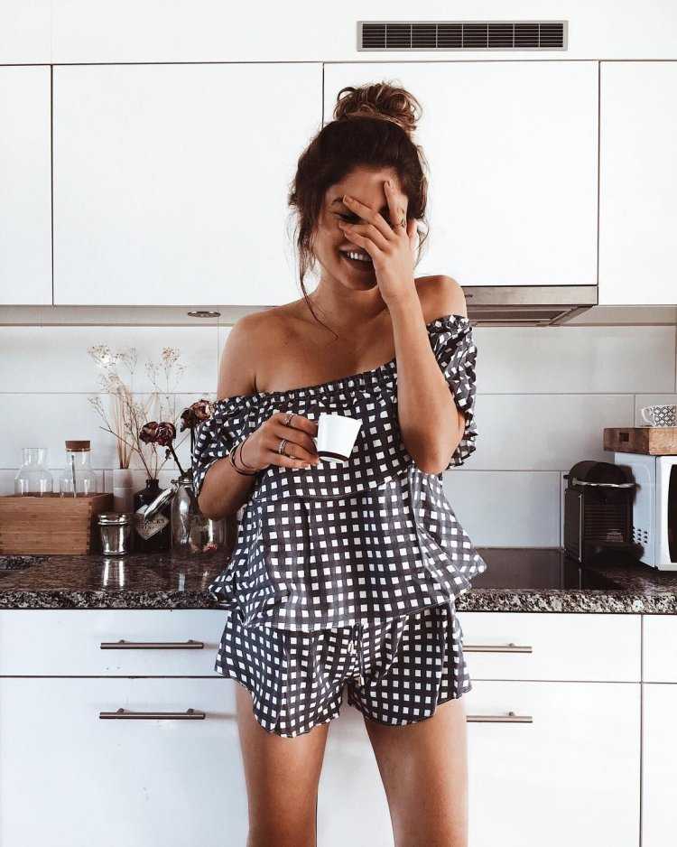 Девушка в пижаме на кухне