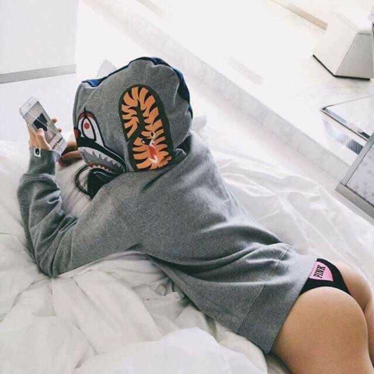 Красивая девочка в худи Bape