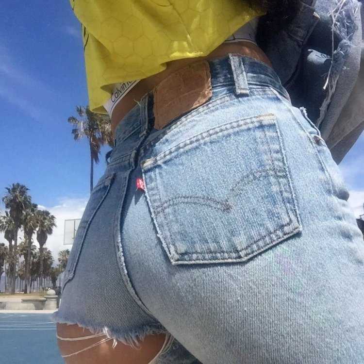 Сочные девушки в спортивных шортах