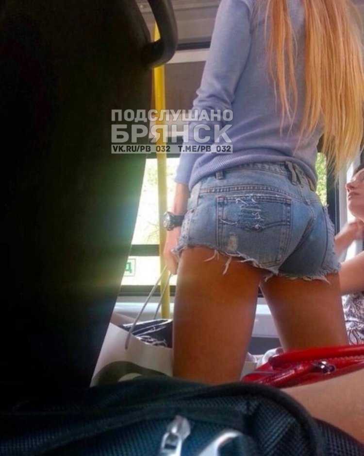 Летние попки в городе