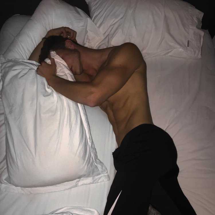 Парень спит на кровает