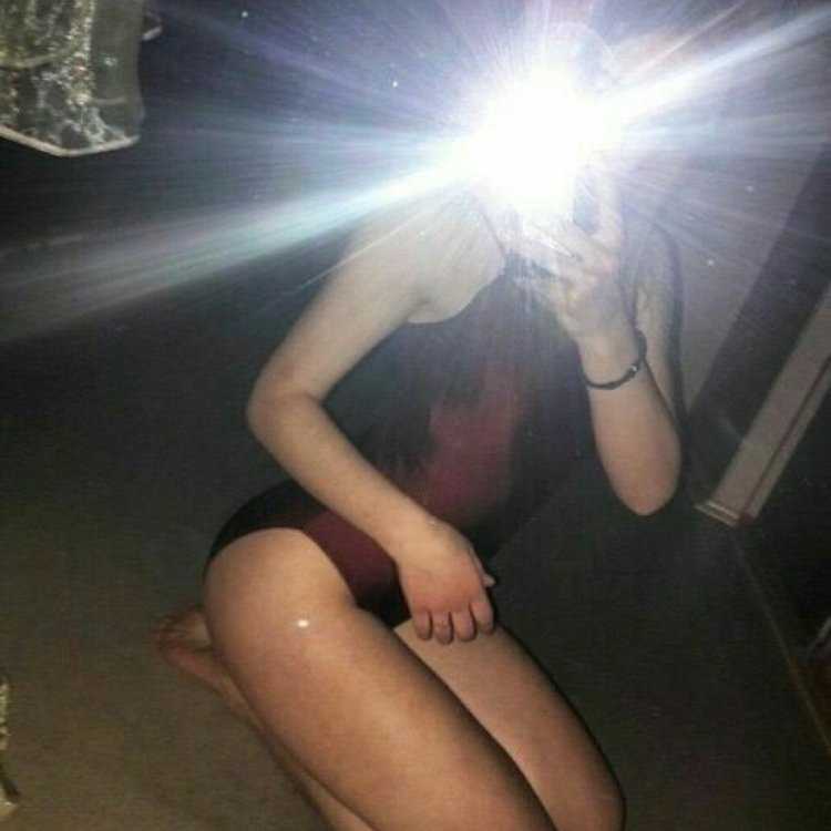 Девушки в зеркале со вспышкой