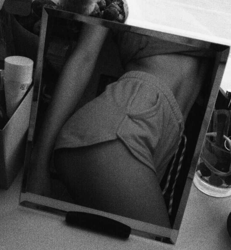 Попы девушек на подоконнике