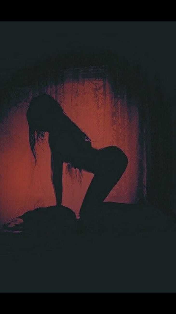 Тень девушки с рожками