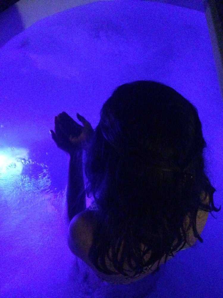 Девушка в бассейне ночью