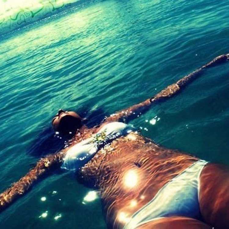 Девушки лежат на спине на море