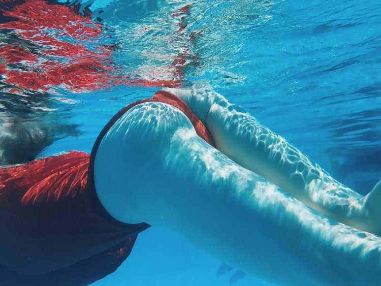 Попки девушек под водой