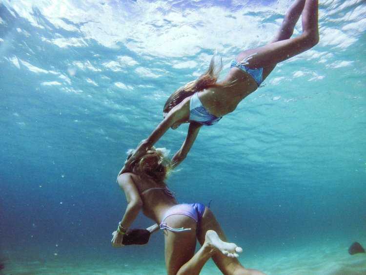 Девушка ныряет