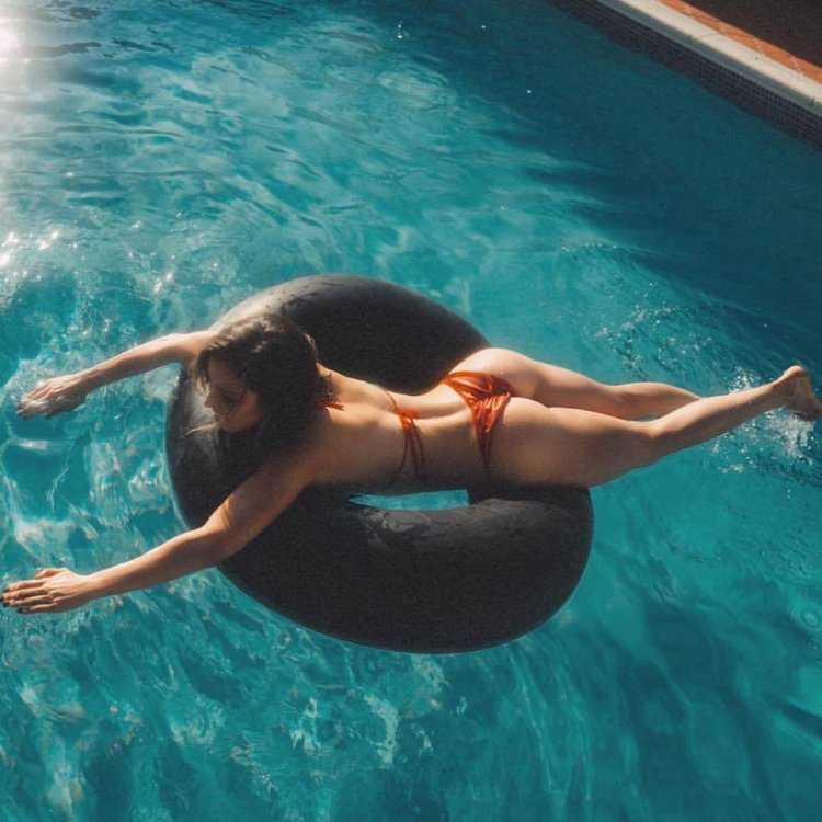 Красивые попы в бассейне