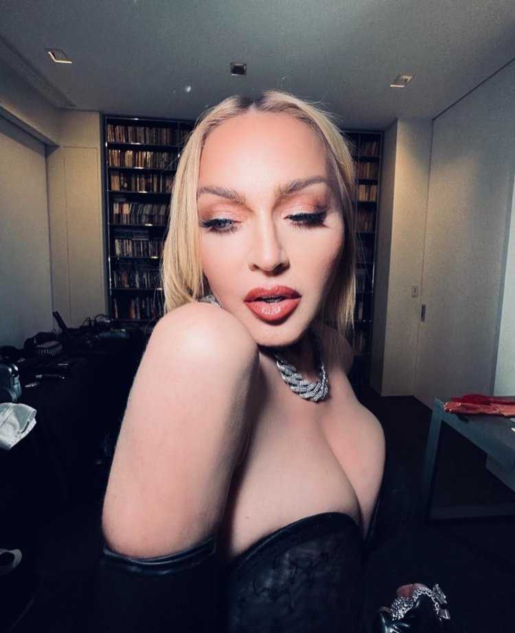 Кендалл Дженнер попа