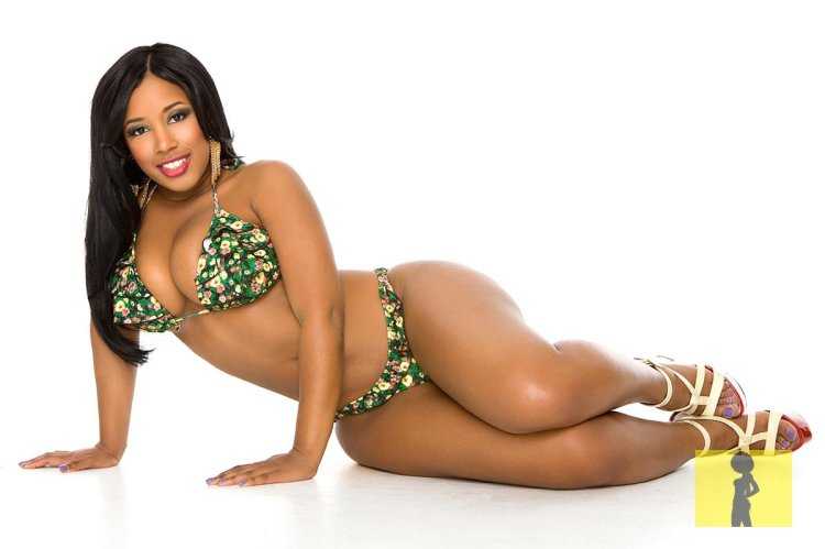 Модель плюс сайз Наоми Бэнкс