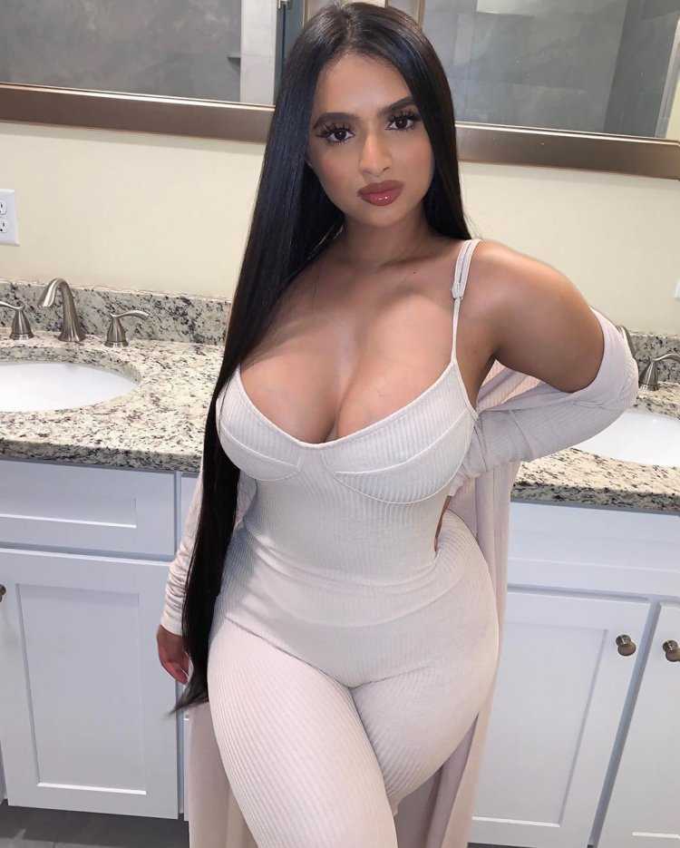 Девушка с большой попой в платье