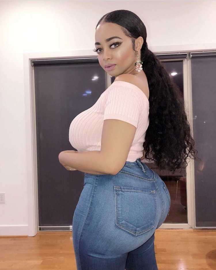 Джинкс Мейз в коротких шортах