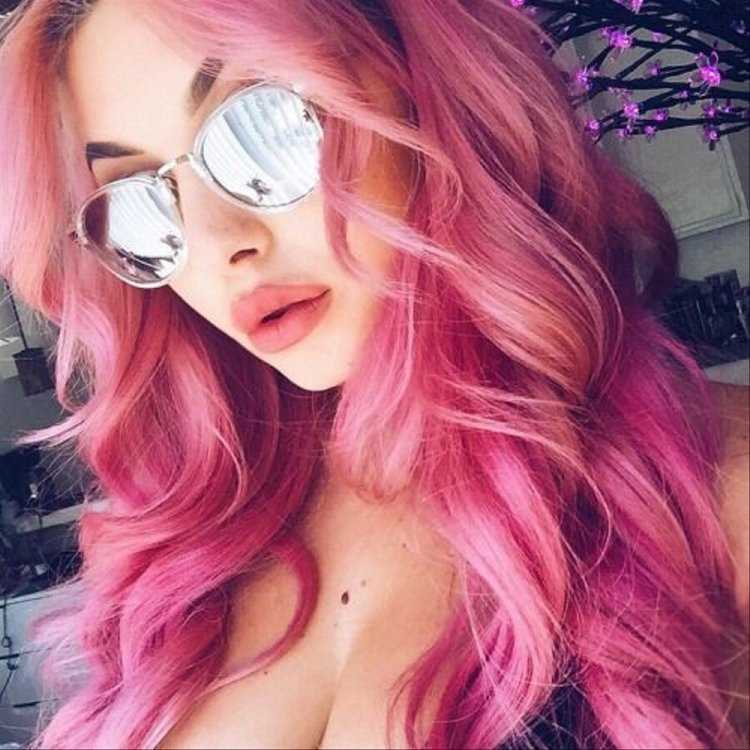 Виктория Блисс с розовыми волосами