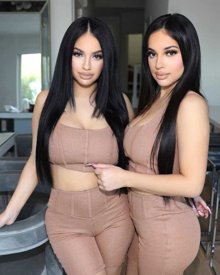 Близняшки с красивыми формами