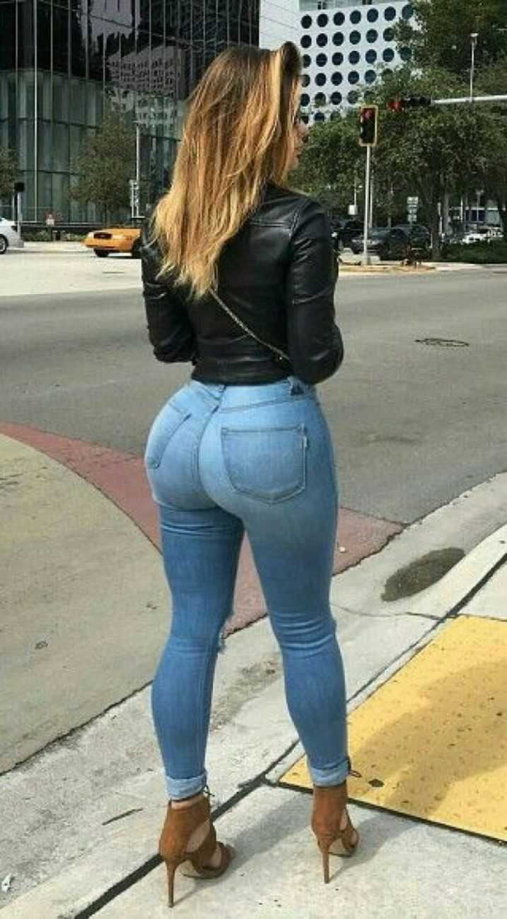 Фигуристые девушки в обтягивающих штанах