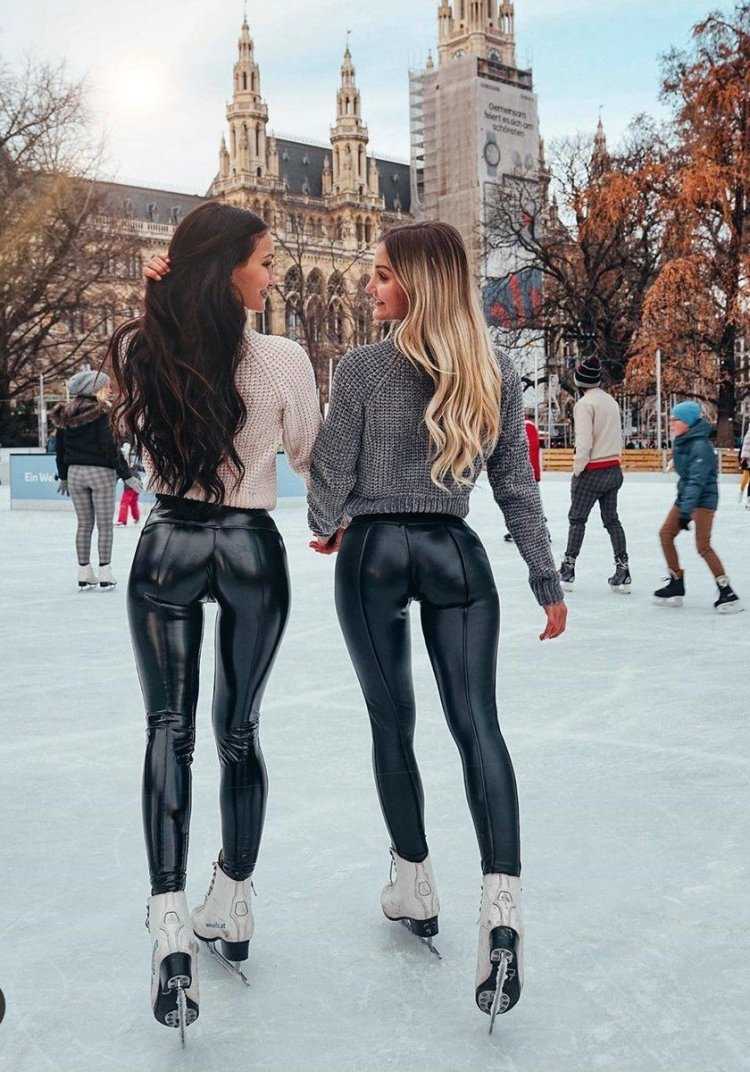 Жопы на улице в одежде23